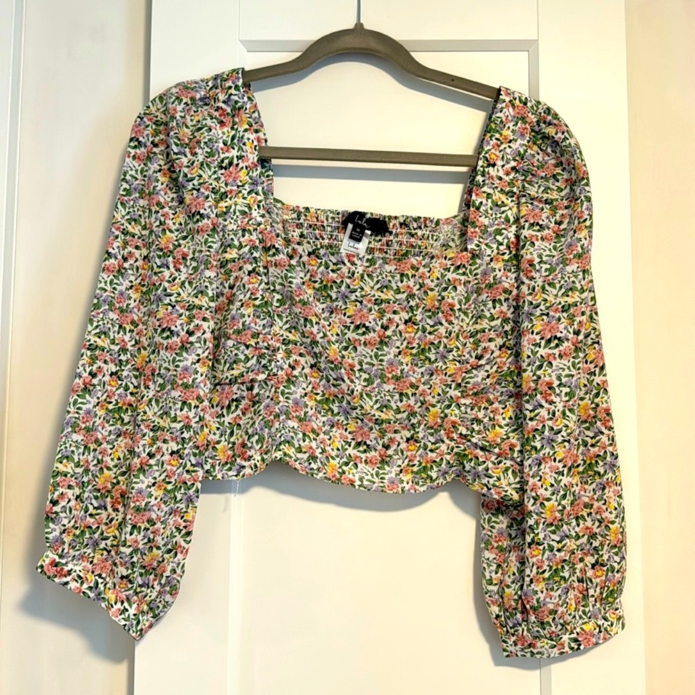 Lulu’s cropped, long sleeve floral blouse